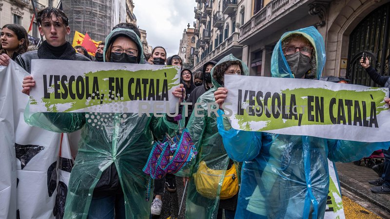Fotografija: Protestniki nosijo transparente v obrambo katalonskega jezika v šolah. FOTO: Paco Freire/Reuters
