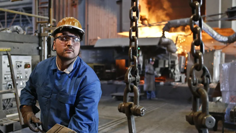 Fotografija: Proizvodnjo zmanjšujejo tudi nekatera slovenska podjetja, denimo Slovenska industrija jekla. FOTO: Jože Suhadolnik/Delo