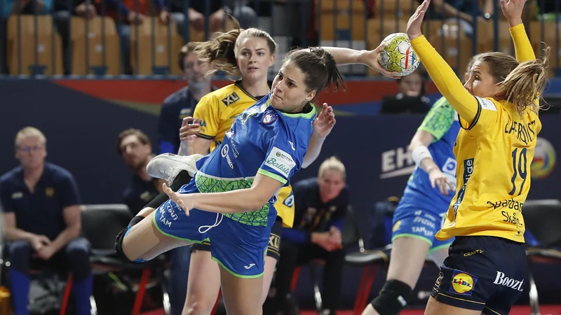 Fotografija: Prizor s tekme med Slovenijo in Švedsko v Celju. FOTO: Leon Vidic/Delo