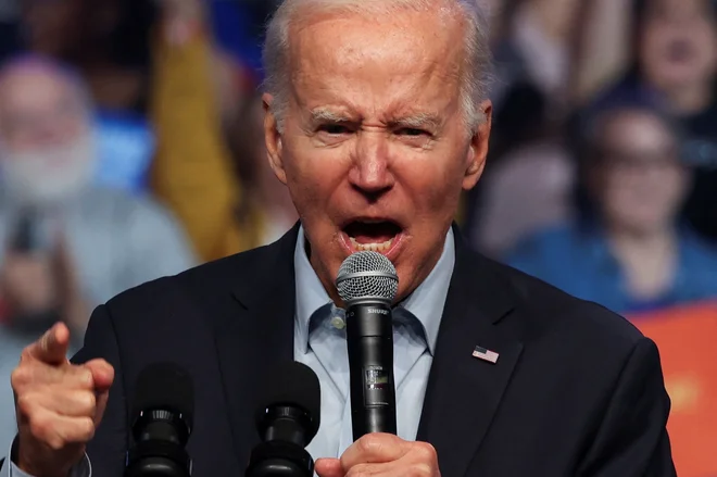 Demokratski predsednik ZDA Joe Biden nadaljuje Trumpovo gospodarsko politiko. FOTO: Hannah Beier/Reuters

