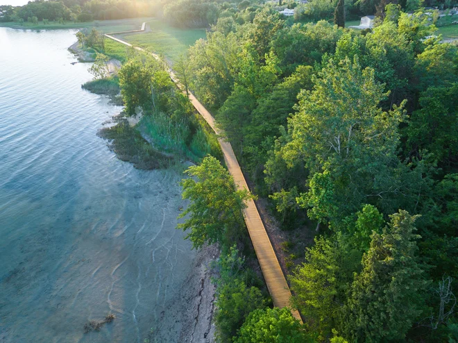 Novi leseni mostovž čez slani travnik s pešpotjo povezuje središče Ankarana z obalo Sv. Katarine. FOTO: Jaka Ivančič/Občina Ankaran
