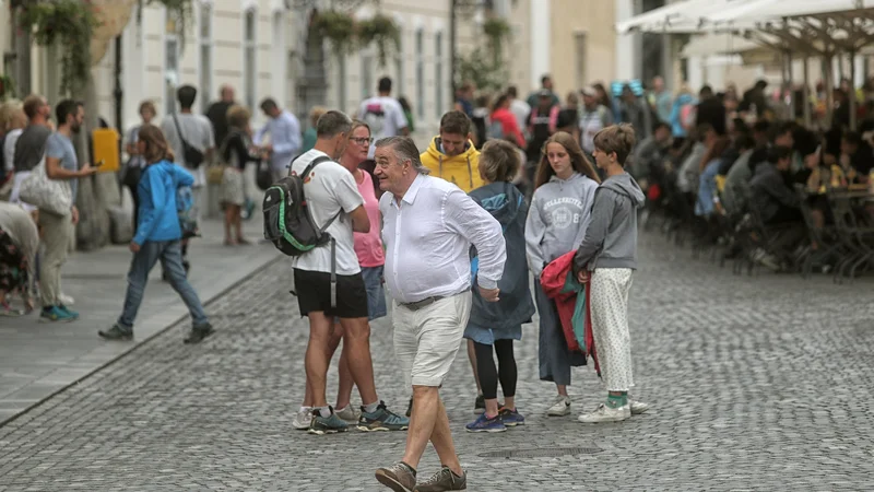 Fotografija: Tisti, ki doma skrbijo za svojce, potrebujejo tudi čas zase. FOTO: Blaž Samec/Delo