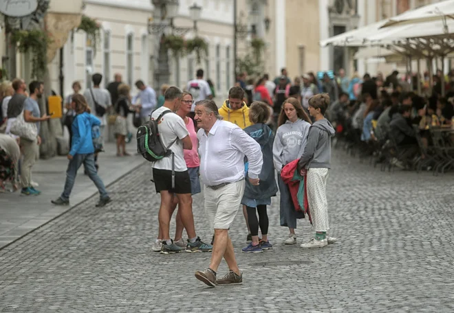 Tisti, ki doma skrbijo za svojce, potrebujejo tudi čas zase. FOTO: Blaž Samec/Delo
