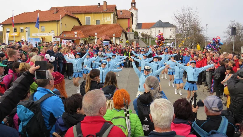 Fotografija: Levstikov pohod se konča na Čatežu, kjer poteka kulturna prireditev, imenovana Razhodnja. FOTO: Bojan Rajšek/Delo