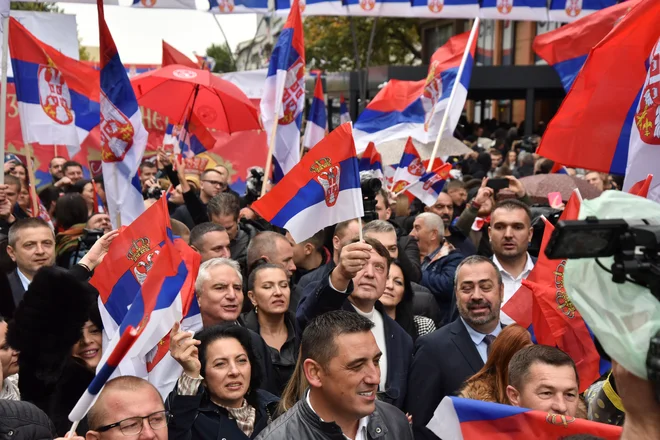 Na severu Kosovske Mitrovice je v nedeljo potekal tudi protest, ki se ga je udeležilo nekaj tisoč kosovskih Srbov. FOTO: Laura Hasani/Reuters
