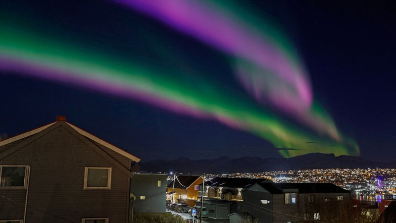 Fotografija: Severni sij nad norveškim mestom Tromsoe. Foto: Rune Stoltz Bertinussen/Afp
