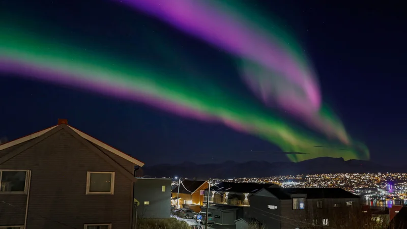 Fotografija: Severni sij nad norveškim mestom Tromsoe. Foto: Rune Stoltz Bertinussen/Afp