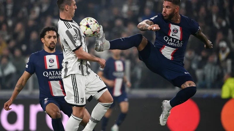 Končal se je redni del Uefine lige prvakov. Juventus je na domačem igrišču izubil proti PSG-ju in izpadel v ligo Evropa. Real Madrid je visoko premagal Celtic, v osmino finala lige prvakov suvereno tudi Milan in Kevin Kampl z Leipzigom. Porto je premagal madridski Atletico z 2:1 in osvojil prvo mesto v skupini B. Jan Oblak in soigralci so po zelo slabi predstavi končali nastope v evropskih tekmovanjih. Foto: Franck Fife/Afp