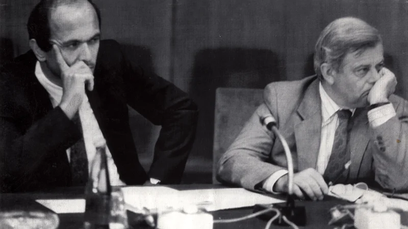 Fotografija: Fotgrafije o zgodovinskih dogodkih v času pred razglasitvijo slovenske neodvisnosti in samostojnosti: član predsedstva SFRJ Janez Drnovšek in Milan Kučan 20. avgusta 1991 na razširjeni seji predsedstva SFRJ s predsedniki republik v Beogradu. FOTO AGENCIJA TANJUG