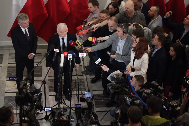 V vrh poljske politike se je povzpel po letu 2001, ko sta z dvojčkom Lechom ustanovila desničarsko populistično konservativno stranko Zakon in pravičnost. FOTO: Slawomir Kaminski/Reuters
