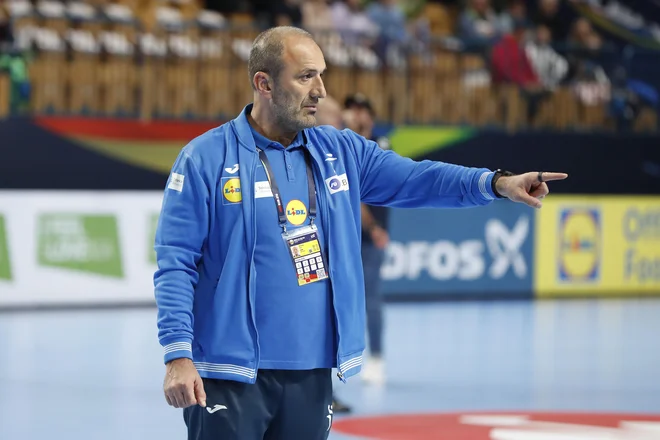 Dragan Adžić zaupa igralkam, da se bodo znale odzvati na izziv. FOTO: Leon Vidic
