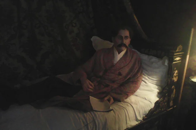 Marcel Proust (1871-1922), rekonstrukcija njegove postelje v château de Breteuil. FOTO:&nbsp; Wikimedia
