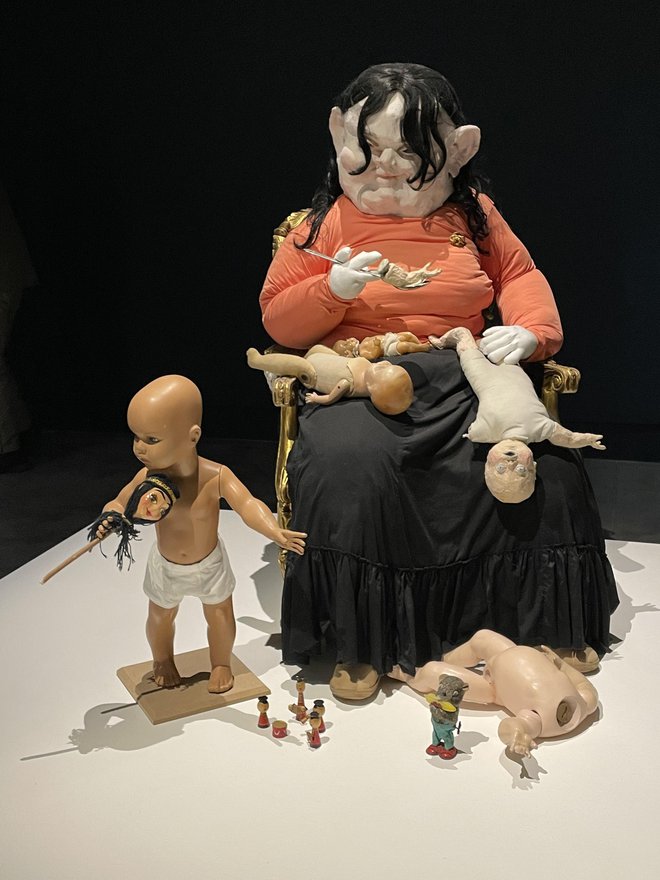 Paula Rego, izjemna umetnica, Portugalka, ki je živela v Londonu in se borila proti diktatorju Salazarju. Na bienalu presune s svojo serijo grotesk­nih del Sedem smrtnih grehov iz 2019.
