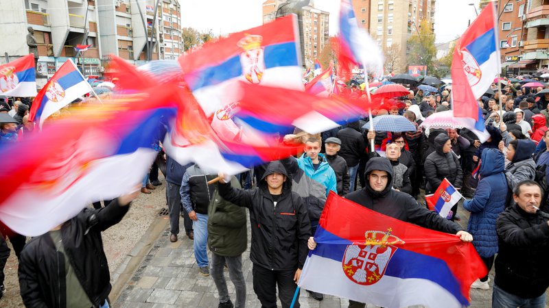 Fotografija: Srbija ne priznava neodvisnega Kosova, Srbi na severu Kosova pa nasprotujejo odločitvi Prištine o preregistraciji vozil s srbskimi oznakami. FOTO: Ognen Teofilovski/Reuters
