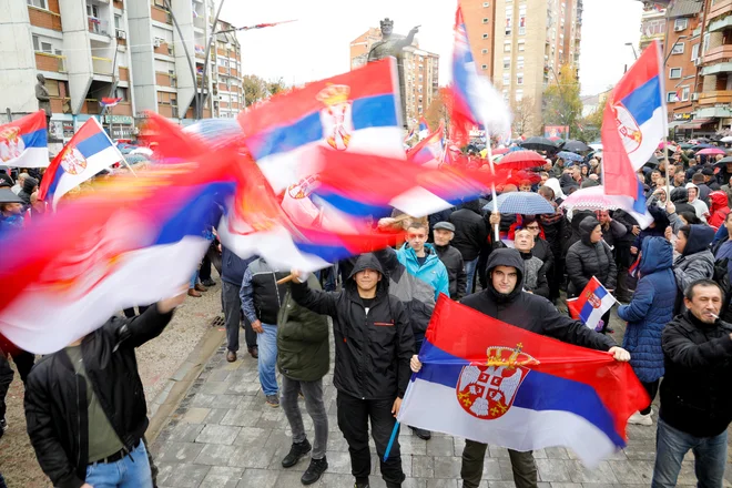 Srbija ne priznava neodvisnega Kosova, Srbi na severu Kosova pa nasprotujejo odločitvi Prištine o preregistraciji vozil s srbskimi oznakami. FOTO: Ognen Teofilovski/Reuters