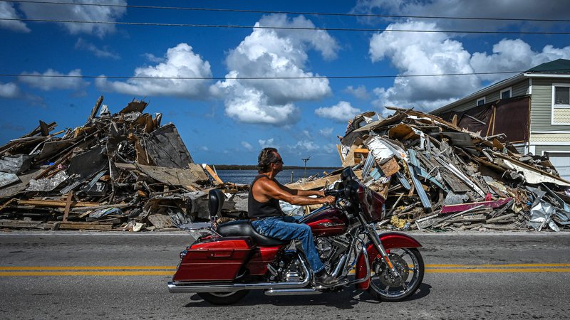 Fotografija: Na Floridi nadaljujejo z odstranjevanjem ruševin, prebivalci pa se vračajo na uničene domove po orkanu 4. kategorije, ki je udaril na jugozahodno obalo Floride s hitrostjo vetra 240 kilometrov na uro in obilnimi padavinami. Obnova bo dolga, škode pa je za več milijard dolarjev. Zaradi orkana Ian je brez elektrike ostalo 2,6 milijona odjemalcev. Foto: Giorgio Viera/Afp
