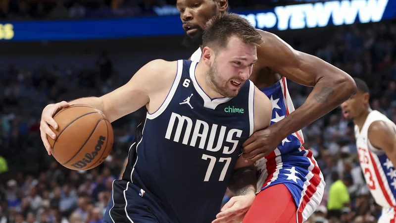 Fotografija: Kevin Durant je bil »boljši« od Luke Dončića (oba na fotografiji) zgolj v rubriki izgubljene žoge, saj je Ljubljančan izgubil dve več. FOTO: Kevin Jairaj/USA Today Sports