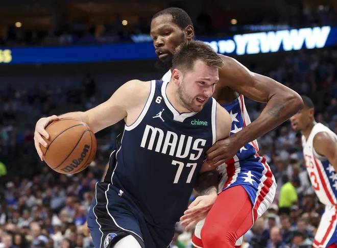 Kevin Durant je bil &raquo;boljši&laquo; od Luke Dončića (oba na fotografiji) zgolj v rubriki izgubljene žoge, saj je Ljubljančan izgubil dve več. FOTO:&nbsp;Kevin Jairaj/USA Today Sports
