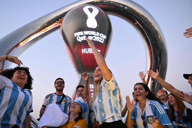 Navijači Argentine v Dohi že dvigujejo temperaturo pred začetkom mundiala, kjer gavče najprej čaka spopad z veliko katarsko sosedo Savdsko Arabijo (22. t. m.), nato pa še spopada z Mehiko (26.) in Poljsko (30.).&nbsp;FOTO: Kiril&nbsp;Kudrjavcev/AFP

