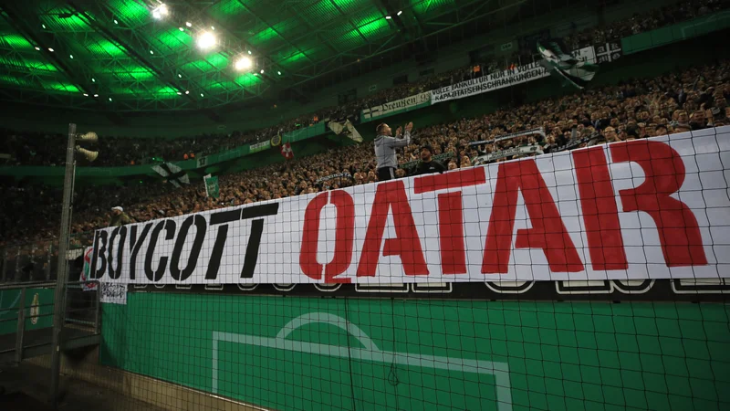Fotografija: Navijači nogometnega kluba Borussia Dortmund pozivajo k bojkotu svetovnega nogometnega prvenstva v Katarju FOTO: Wolfgang Rattay/REUTERS