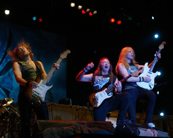 Kitaristi skupine Iron Maiden Dave Murray, Adrian Smith in Janick Gers 2. junija 2007 na koncertu na bežigrajskem stadionu. FOTO: Ljubo Vukelić/Delo
