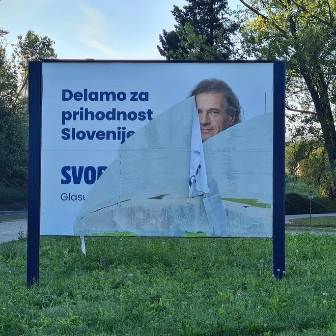 Pred lokalnimi volitvami so se nekateri lotili tudi plakatov največje koalicijske stranke. FOTO: Gibanje Svoboda
