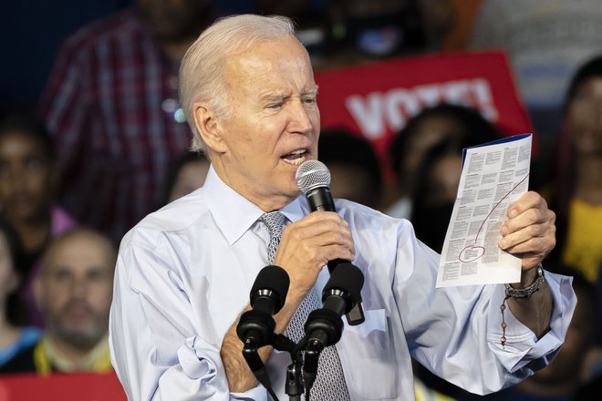Demokratski predsednik Joe Biden se bori za svojo politično in gospodarsko  dediščino. FOTO: Nathan Howard/AFP
