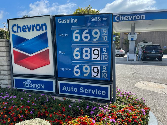 Junijske cene bencina v Kaliforniji, ki velja za eno najdražjih ameriških zveznih držav. Od tedaj so marsikje upadle, a še vedno daleč od prejšnjih nivojev. FOTO: Lucy Nicholson/Reuters
