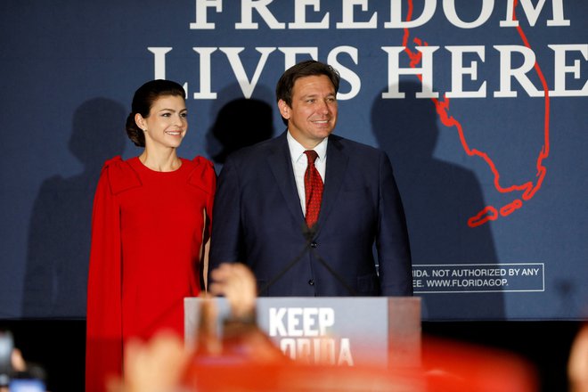 Floridski guverner Ron DeSantis z ženo Casey. FOTO: Octavio Jones/Reuters
