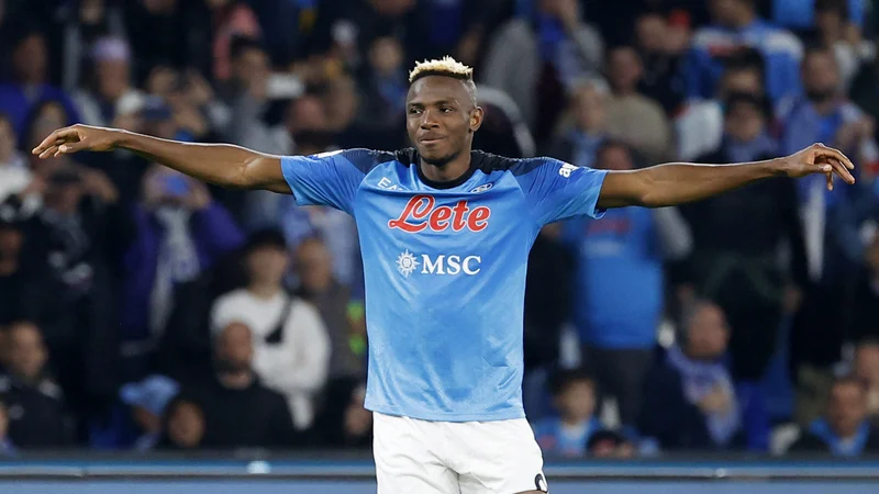 Fotografija: Napolijev napadalec Victor Osimhen se je takole veselil nove zmage. FOTO: Ciro De Luca/Reuters
