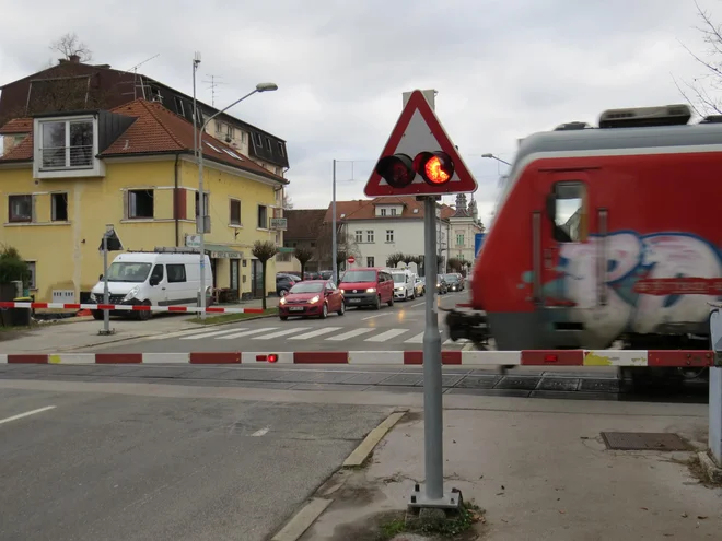 Železniške zapornice poskrbijo, da je promet skozi Domžale več kot petdesetkrat na dan povsem ustavljen. FOTO: Bojan Rajšek/Delo
