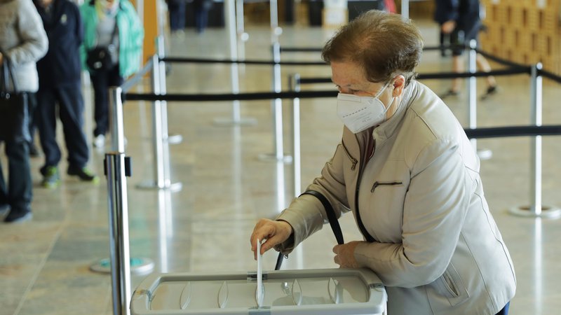 Fotografija: Predčasno glasovanje drugega kroga predsedniških volitev v Ljubljani. FOTO: Jože Suhadolnik/Delo
