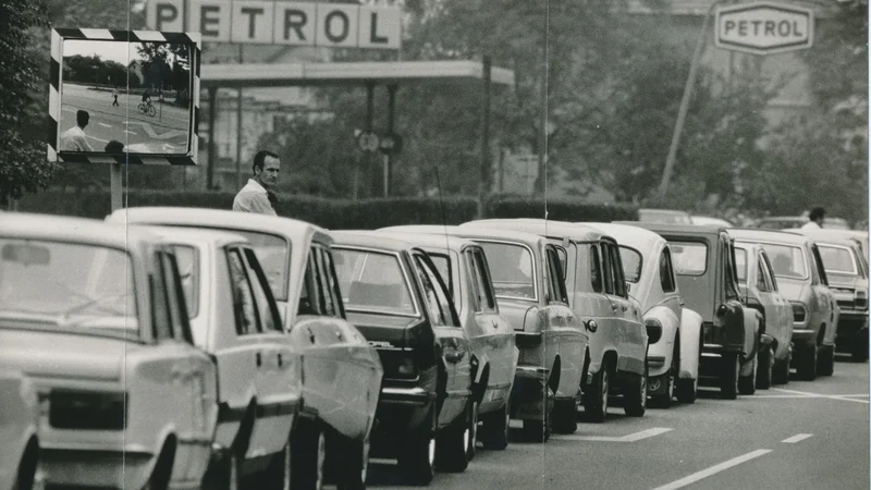 Fotografija: Že konec 70. let so oblasti z omejitvijo vožnje po sistemu par-nepar skušale odpraviti problem pomanjkanja goriva, leta 1982 so bili uvedeni boni. FOTO: Dragan Arrigler/dokumentacija Dela