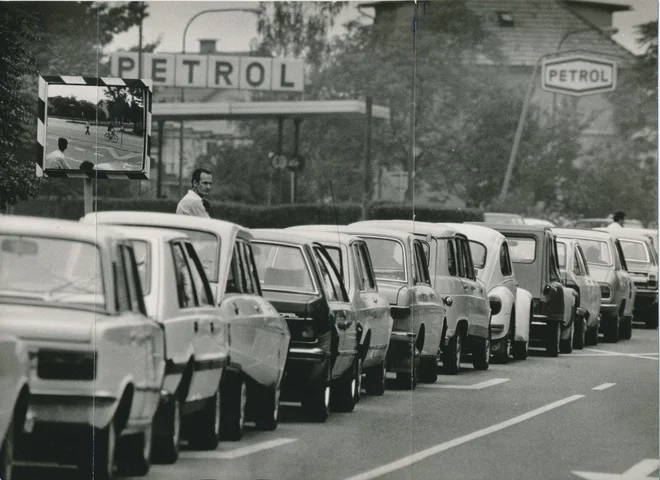 Že konec 70. let so oblasti z omejitvijo vožnje po sistemu par-nepar skušale odpraviti problem pomanjkanja goriva, leta 1982 so bili uvedeni boni. FOTO: Dragan Arrigler/dokumentacija Dela
