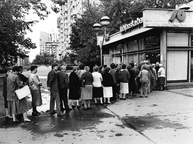 Vrsta pred banko na dan pokojnin. FOTO: Aleš Černivec/dokumentacija Dela
