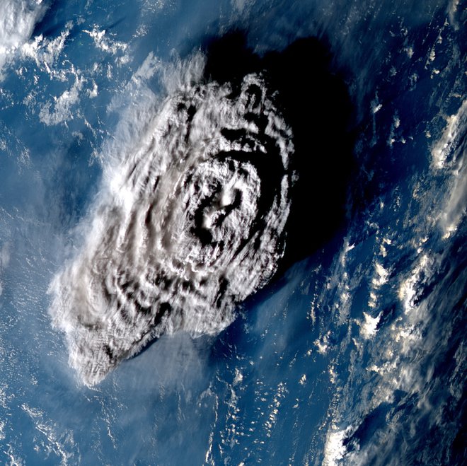 Vulkan je izbruhnil januarja letos. Takole ga je 100 minut po izbruhu posnel japonski satelit Himawari 8. FOTO: NCEO/Reuters
