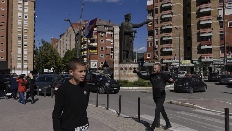 Fotografija: V severni Kosovski Mitrovici, kjer so v večini prebivalci srbske narodnosti, imajo številne družine že dolgo pripravljene kovčke za pot v kakšno mirnejše in bogatejše evropsko okolje. Ko ne bo več vizumov, bodo odšli. Foto Armend Nimani/AFP