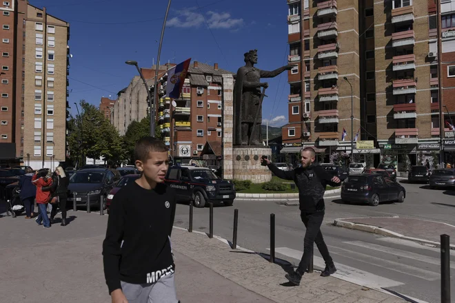 V severni Kosovski Mitrovici, kjer so v večini prebivalci srbske narodnosti, imajo številne družine že dolgo pripravljene kovčke za pot v kakšno mirnejše in bogatejše evropsko okolje. Ko ne bo več vizumov, bodo odšli. Foto Armend Nimani/AFP