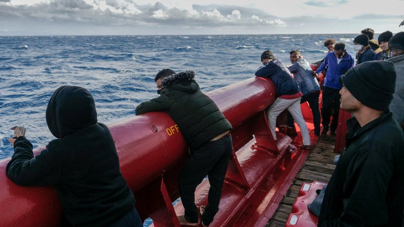 Fotografija: Francija je vendarle popustila, sprejela je ladjo Ocean Viking, ki že pluje v Marseille. FOTO: Camille Martin Juan/SOS Mediterr/Reuters
