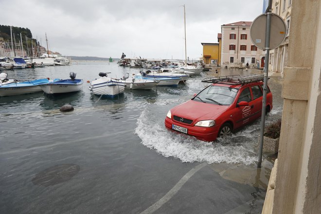 Zadnjih 60 let je v Piranu vsako leto od osem do 31 poplav. Morje na različne načine uničuje mesto spomenik, škoda je neizmerna. Foto Leon Vidic
