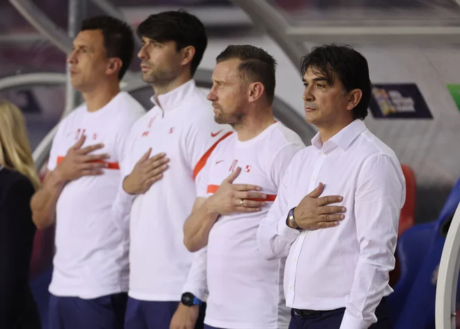 Zlatko Dalić (desno) s strokovnim štabom. FOTO: Antonio Bronić/Reuters

