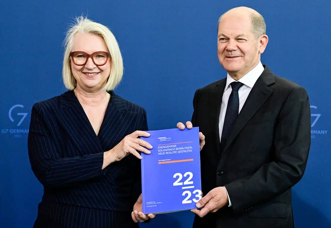Kancler Olaf Scholz med prevzemom poročila o nemški ekonomiji, ki ga je pripravil svet modrecev pod vodstvo predsednice Monike Schnitzer. FOTO:&nbsp;John Macdougall/AFP
