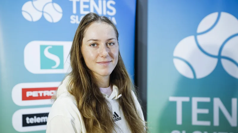 Fotografija: Naša vodilna teniška igralka Kaja Juvan ohranja optimizem pred tekmo s Kitajkami. FOTO: Jože Suhadolnik/Delo