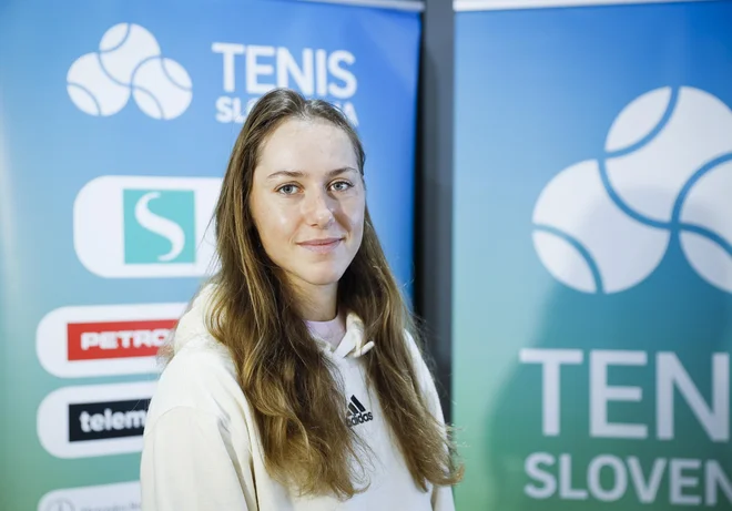 Naša vodilna teniška igralka Kaja Juvan ohranja optimizem pred tekmo s Kitajkami. FOTO: Jože Suhadolnik/Delo