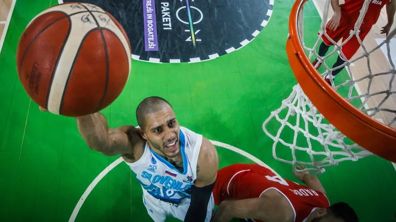 Fotografija: Jordan Morgan z veseljem igra za slovensko reprezentanco. FOTO: FIBA