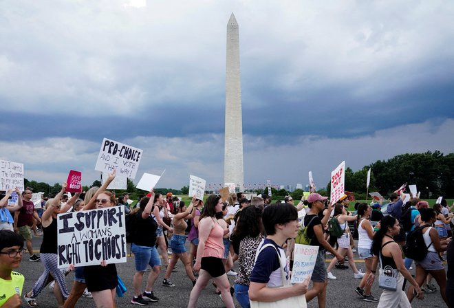 Odločitev vrhovnega sodišča o prenosu pristojnosti zakonskega uravnavanja splava na raven zveznih držav je velik del ameriške družbe ujela nepripravljenega. FOTO: REUTERS/Elizabeth Frantz
