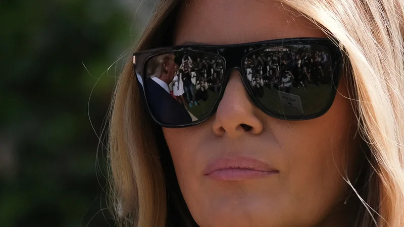 Fotografija: Donald Trump je še posebej besen zaradi poraza Mehmeta Oza in krivi vse, ki so mu ga priporočili, vključno z ženo Melanio. FOTO: Ricardo Arduengo/Reuters