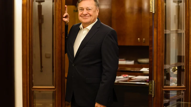 Fotografija: "Z družbenimi omrežji smo začeli v kampanji leta 2014. Res pa je, da tega sam ne počnem. Za socialna omrežja skrbijo drugi v ekipi," pravi ljubljanski župan Janković. FOTO: Črt Piksi/Delo