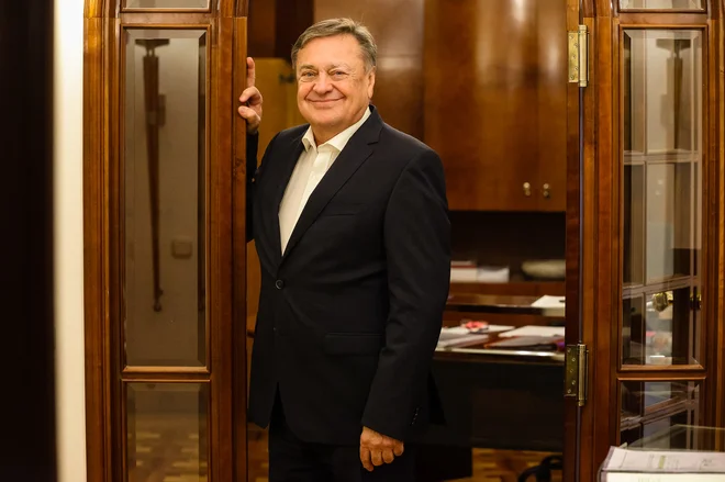 &quot;Z družbenimi omrežji smo začeli v kampanji leta 2014. Res pa je, da tega sam ne počnem. Za socialna omrežja skrbijo drugi v ekipi,&quot; pravi ljubljanski župan Janković. FOTO:&nbsp;Črt Piksi/Delo
