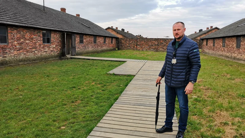 Fotografija: Łukasz Lipiński je v spominskem muzeju zaposlen 15 let. FOTO: Anja Intihar/Delo